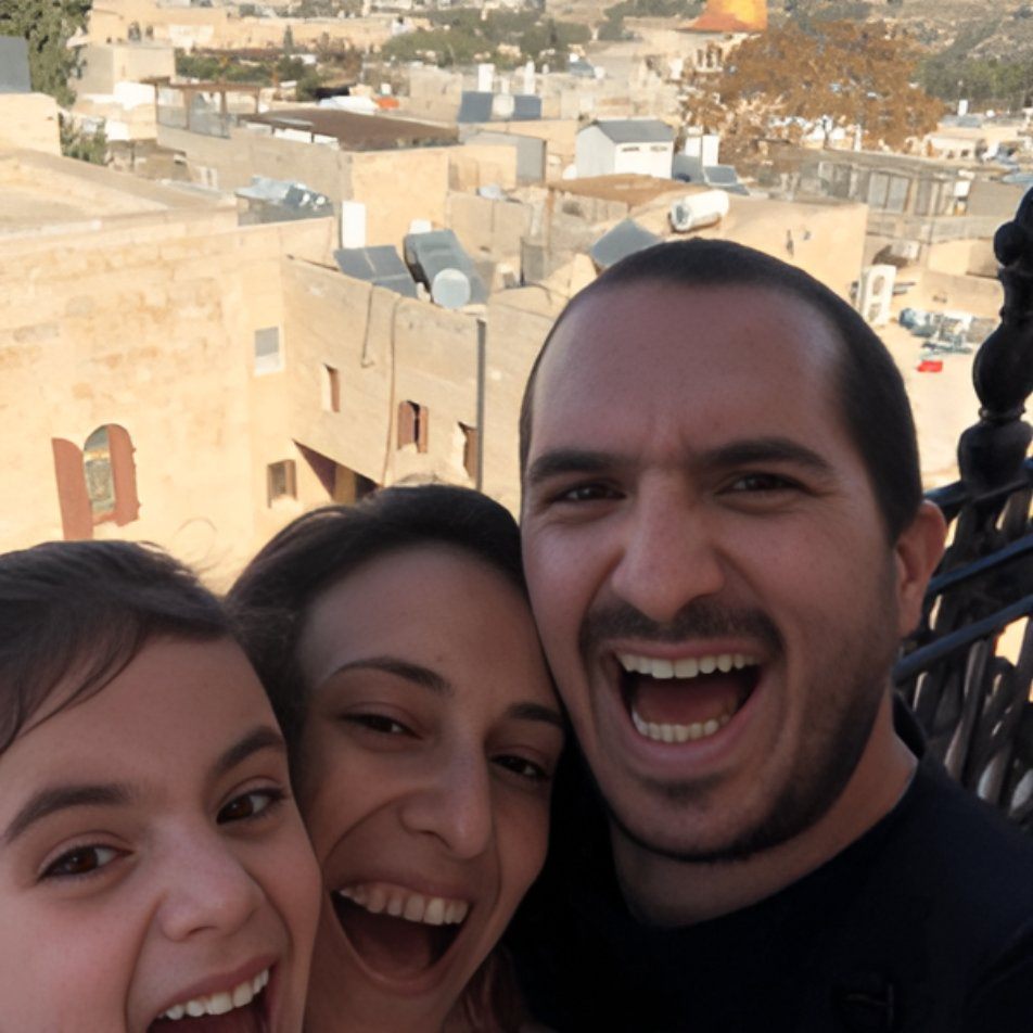 Familia unida en Israel sonriendo