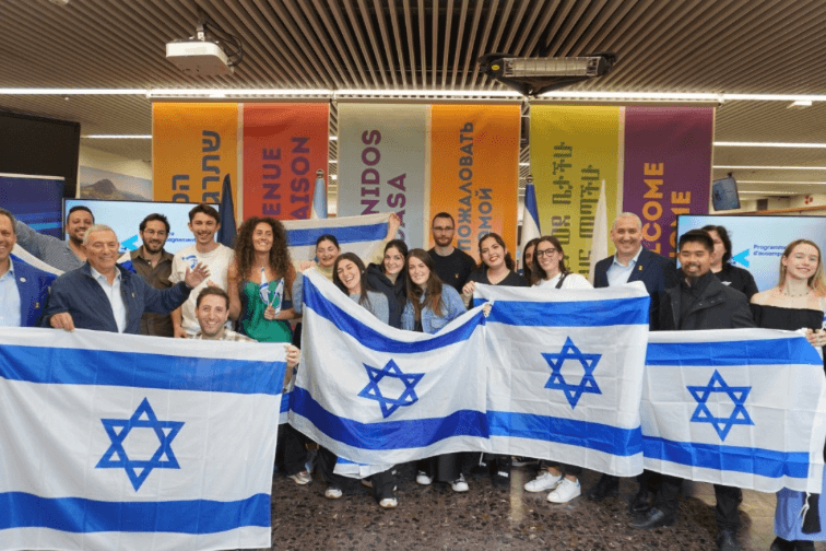 Jewish Agency Chairmen and CEO greeting Olim from France at the airport who arrived in Israel during the war.